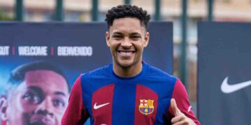 Barcelona presenta a Vitor Roque