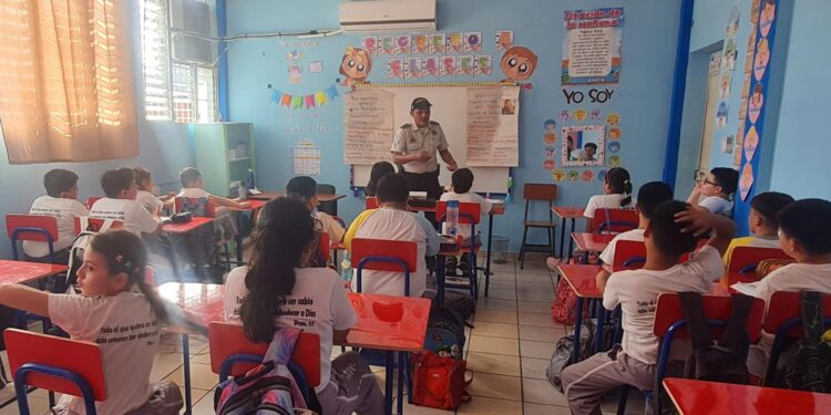 En la lucha contra el reclutamiento de pandillas, cada estudiante capacitado se convierte en un bastión de resistencia. / Foto: PNC.