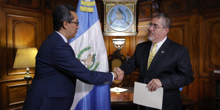 Jonathan Menkos Zeissig juramentado para estar al frente del Minfin