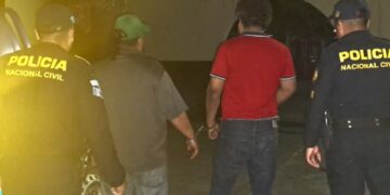 Piloto y ayudante detenidos por traslado irregular de 67 migrantes