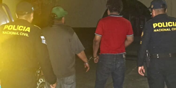 Piloto y ayudante detenidos por traslado irregular de 67 migrantes