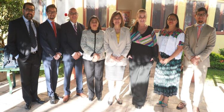 Vicepresidenta junto a las autoridades del Mineduc. / Foto: Vicepresidencia de la República.