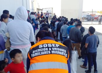 Personal brinda atención a las unidades familiares retornadas. /Foto: Sosep