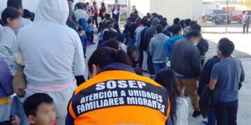 Personal brinda atención a las unidades familiares retornadas. /Foto: Sosep