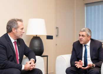 Director del Inguat (izquierda), secretario de ONU Turismo (derecha). /Foto: Inguat