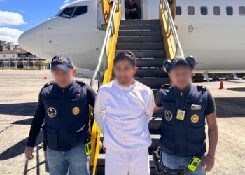 Los cinco hombres repatriados enfrentan órdenes de aprehensión por delitos graves, incluyendo violencia contra la mujer en su forma física, lesiones graves y portación ilegal de armas de fuego. / Foto IGM.