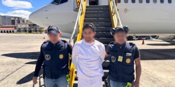 Los cinco hombres repatriados enfrentan órdenes de aprehensión por delitos graves, incluyendo violencia contra la mujer en su forma física, lesiones graves y portación ilegal de armas de fuego. / Foto IGM.