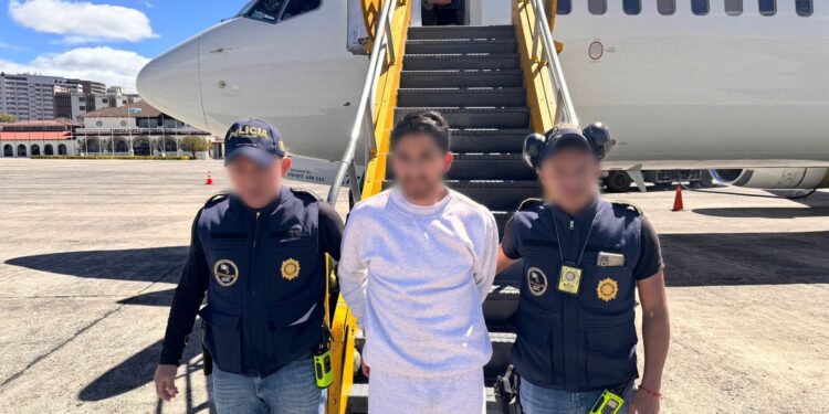 Los cinco hombres repatriados enfrentan órdenes de aprehensión por delitos graves, incluyendo violencia contra la mujer en su forma física, lesiones graves y portación ilegal de armas de fuego. / Foto IGM.