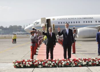 Gustavo Petro, presidente de Colombia, arriba a Guatemala