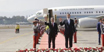 Gustavo Petro, presidente de Colombia, arriba a Guatemala