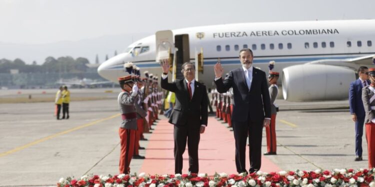 Gustavo Petro, presidente de Colombia, arriba a Guatemala