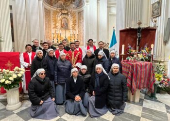 Guatemaltecos veneran al Cristo Negro de Esquipulas en Roma. / Foto: Minex.