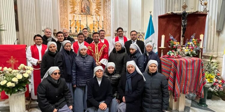 Guatemaltecos veneran al Cristo Negro de Esquipulas en Roma. / Foto: Minex.