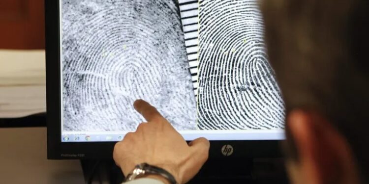 Revolución para medicina forense: una persona puede tener las mismas huellas dactilares