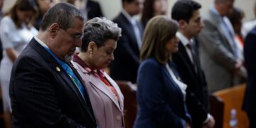 Presidente Bernardo Arévalo y vicepresidenta Karin Herrera en ceremonia interdenominacional. / Foto: Dickéns Zamora.