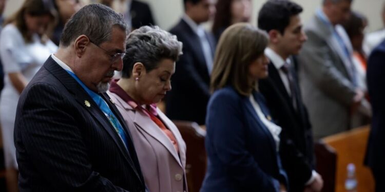 Presidente Bernardo Arévalo y vicepresidenta Karin Herrera en ceremonia interdenominacional. / Foto: Dickéns Zamora.