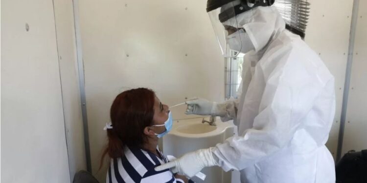 Puestos de hisopados para COVID-19 están abiertos las 24 horas