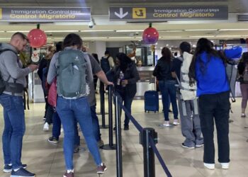 Migración aplicará multa a aerolíneas por cada viajero que incumpla con los requisitos de ingreso al país