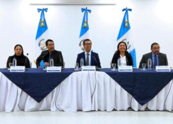 Ministro de Finanzas Públicas presenta a su equipo de trabajo