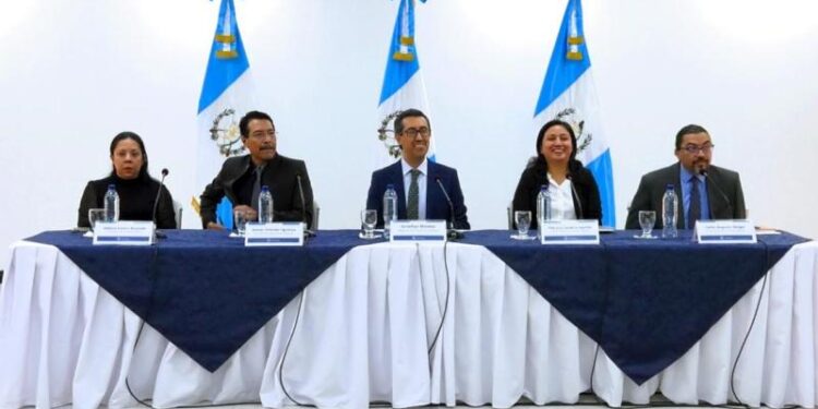 Ministro de Finanzas Públicas presenta a su equipo de trabajo