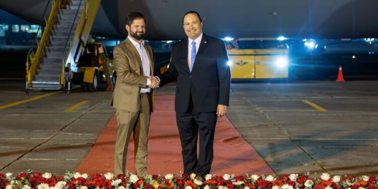 Presidente de Chile, Gabriel Boric, arriba a Guatemala