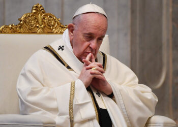 El Papa dice que no hay enfermos “in-cuidables” y defiende su derecho a paliativos