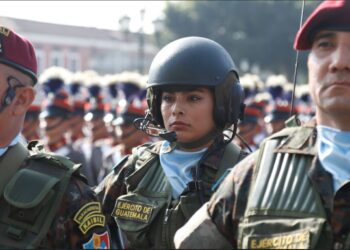 Presidente Arévalo reconoce aportes de la mujer en las fuerzas armadas. / Foto: Dickéns Zamora y Alvaro Interiano.