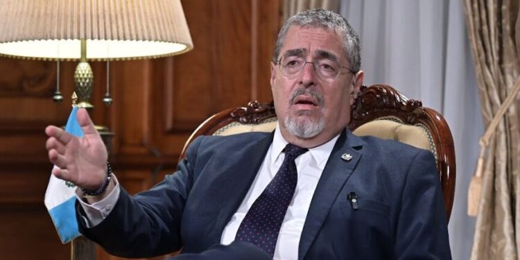 Gobernante Arévalo: “Lo más urgente es el combate de la corrupción, pero lo más importante es el desarrollo”