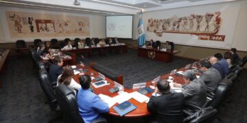 Presidente Bernardo Arévalo y vicepresidenta Karin Herrera presidiendo el primer gabinete de gobierno. / Foto: Gobierno de Guatemala.