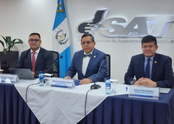 Superintendente Marco Livio Díaz; intendente de Recaudación, Fernando Suriano; e intendente de Fiscalización, Oscar Hernández. // Foto: SAT.