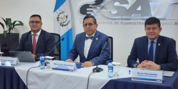 Superintendente Marco Livio Díaz; intendente de Recaudación, Fernando Suriano; e intendente de Fiscalización, Oscar Hernández. // Foto: SAT.