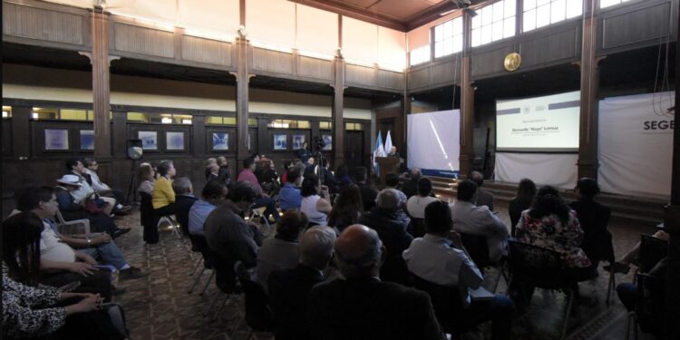 Segeplan promueve recuperación de memoria histórica institucional