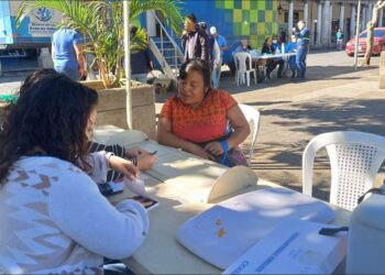 Unidad móvil en la Plaza Central atiende a usuarios con servicio de hisopados