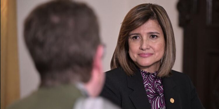 Vicepresidenta se reúne con la secretaria Presidencial de la Mujer