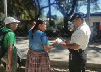 La PNC subraya la necesidad de que cada estudiante porte consigo los números de contacto de sus padres y cuerpos de socorro / Foto: PNC.