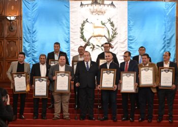 Presidente Giammattei junto a alcaldes de Jutiapa. /Foto: Álvaro Interiano