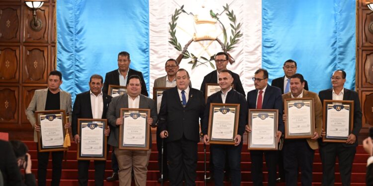 Presidente Giammattei junto a alcaldes de Jutiapa. /Foto: Álvaro Interiano