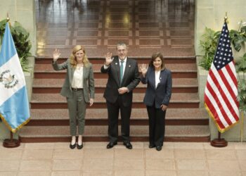 Samantha Power junto al binomio presidencial. / Foto: Álvaro Interiano.