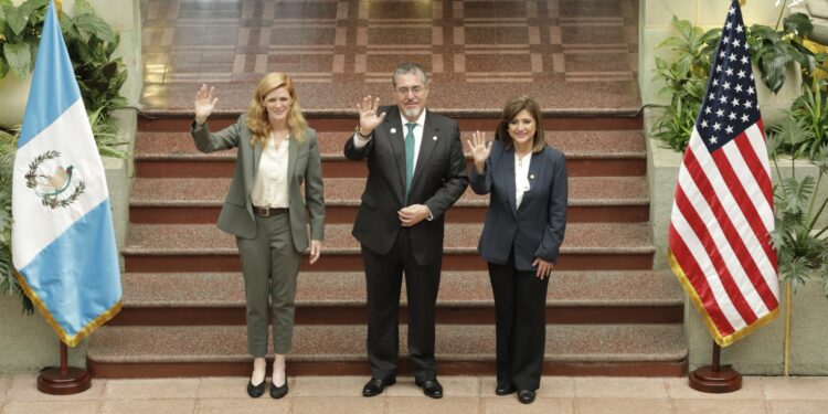 Samantha Power junto al binomio presidencial. / Foto: Álvaro Interiano.