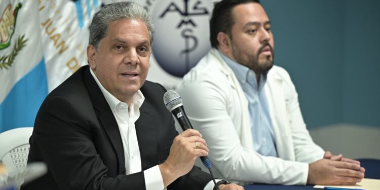 Ministro de Salud en su visita al Hospital General San Juan de Dios. /Foto: Álvaro Interiano