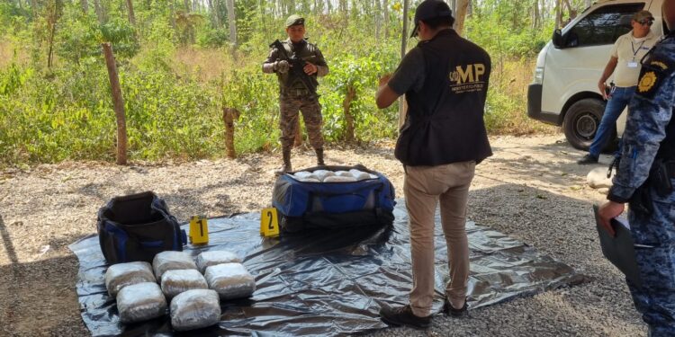 PNC se encarga de las pruebas para determinar si se trata de marihuana y el avalúo. / Foto: Ejército de Guatemala.