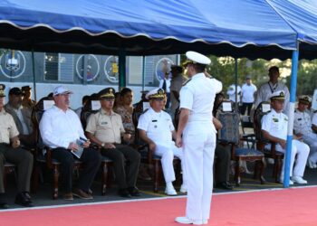 Presidente Arévalo recibe saludo de la Marina de la Defensa Nacional. /Foto: Carlos Jacinto