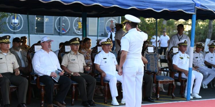 Presidente Arévalo recibe saludo de la Marina de la Defensa Nacional. /Foto: Carlos Jacinto