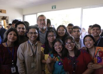 Presidente Arévalo con jóvenes sololatecos. /Foto: Gilber García.