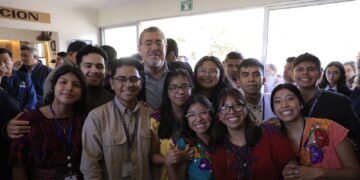 Presidente Arévalo con jóvenes sololatecos. /Foto: Gilber García.