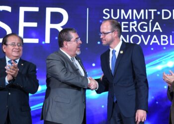 Presidente demuestra su compromiso con la energía renovable y el desarrollo sostenible. / Foto: Carlos Jacinto.