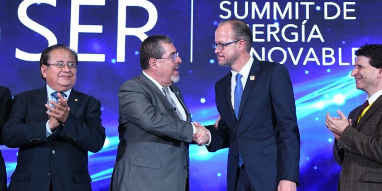 Presidente demuestra su compromiso con la energía renovable y el desarrollo sostenible. / Foto: Carlos Jacinto.