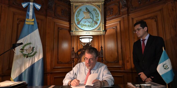 Presidente Bernardo Arévalo deroga Acuerdo Gubernativo que otorgaba seguridad del Estado a exfuncionarios