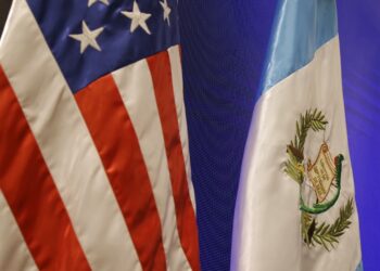 Bandera de Estados Unidos y Guatemala. /Foto: Gilber García