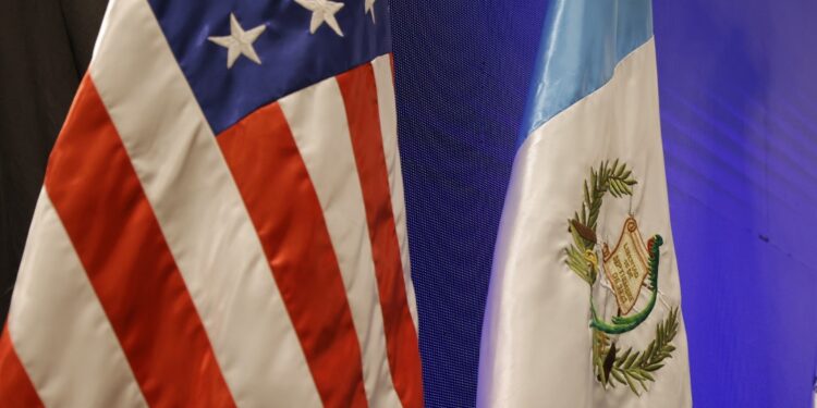 Bandera de Estados Unidos y Guatemala. /Foto: Gilber García